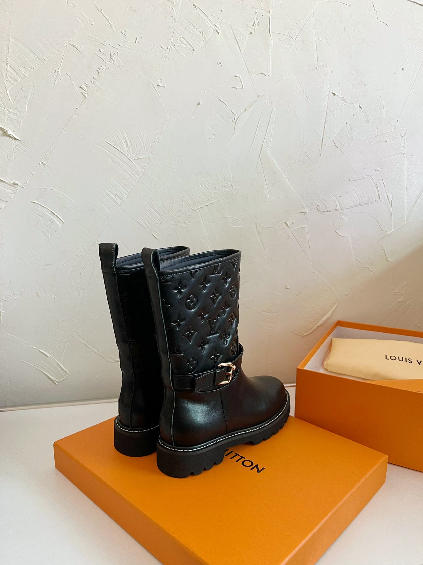 TERRITORY FLAT ANKLE BOOT IN BLACK EMBOSSED CALFSKIN