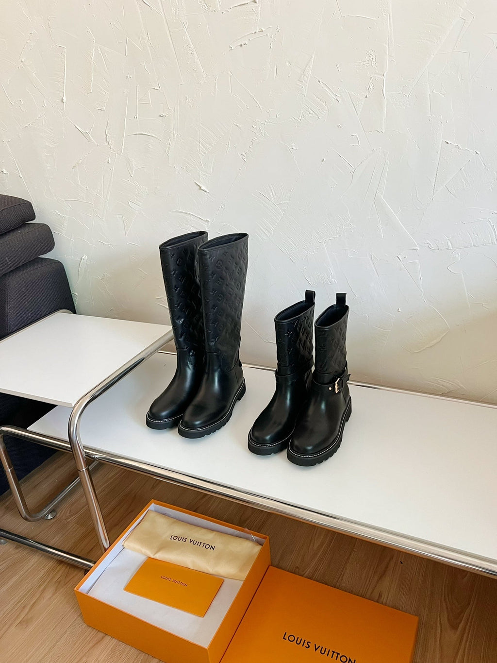 TERRITORY FLAT ANKLE BOOT IN BLACK EMBOSSED CALFSKIN