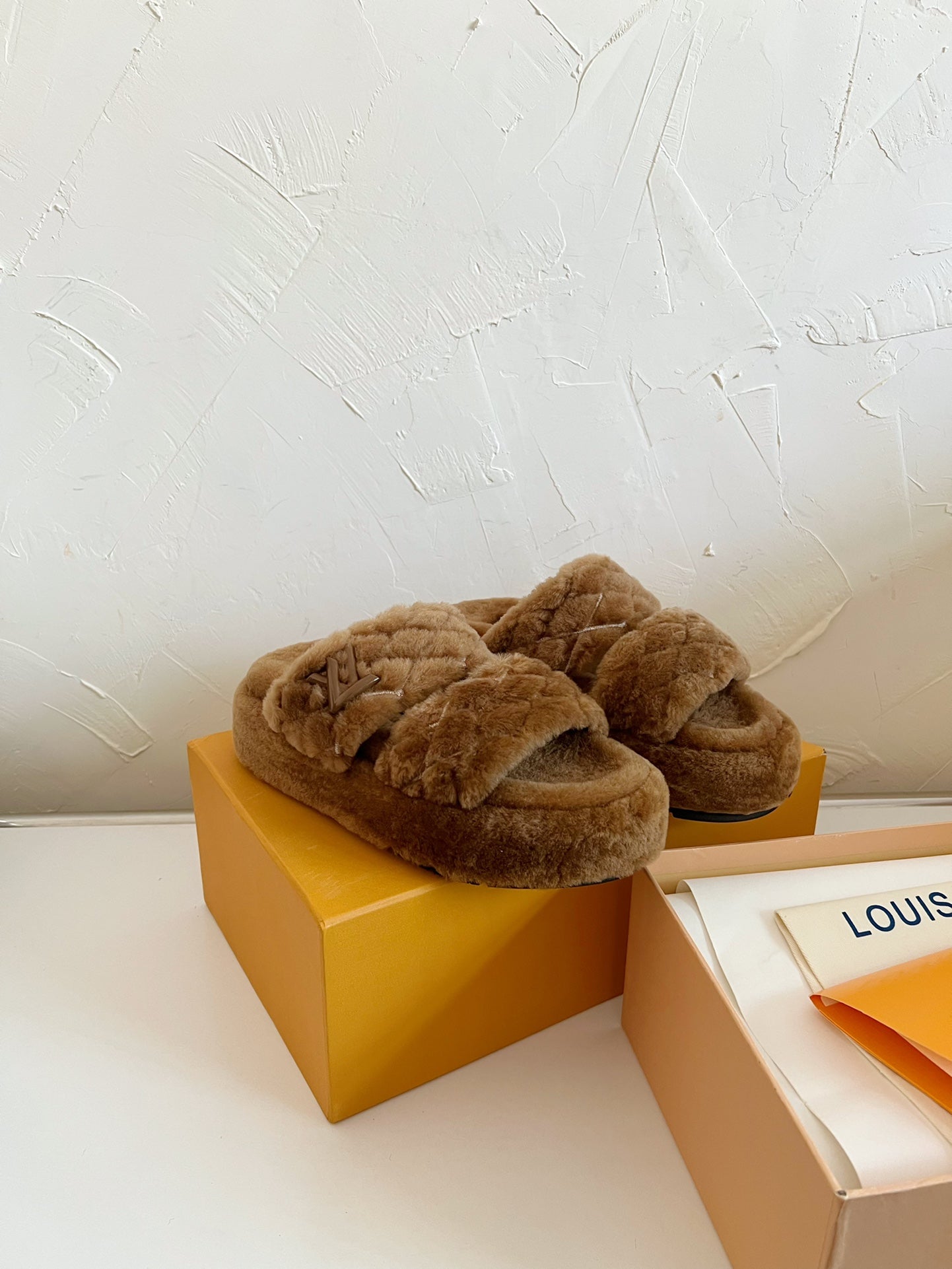 LV SUNSET PLATFORM COMFORT MULE IN CHOCOLATE BROWN SHEARLING