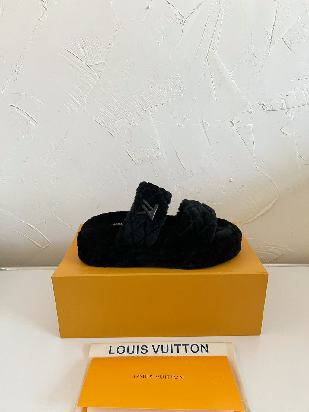 LV SUNSET PLATFORM COMFORT MULE IN BLACK SHEARLING