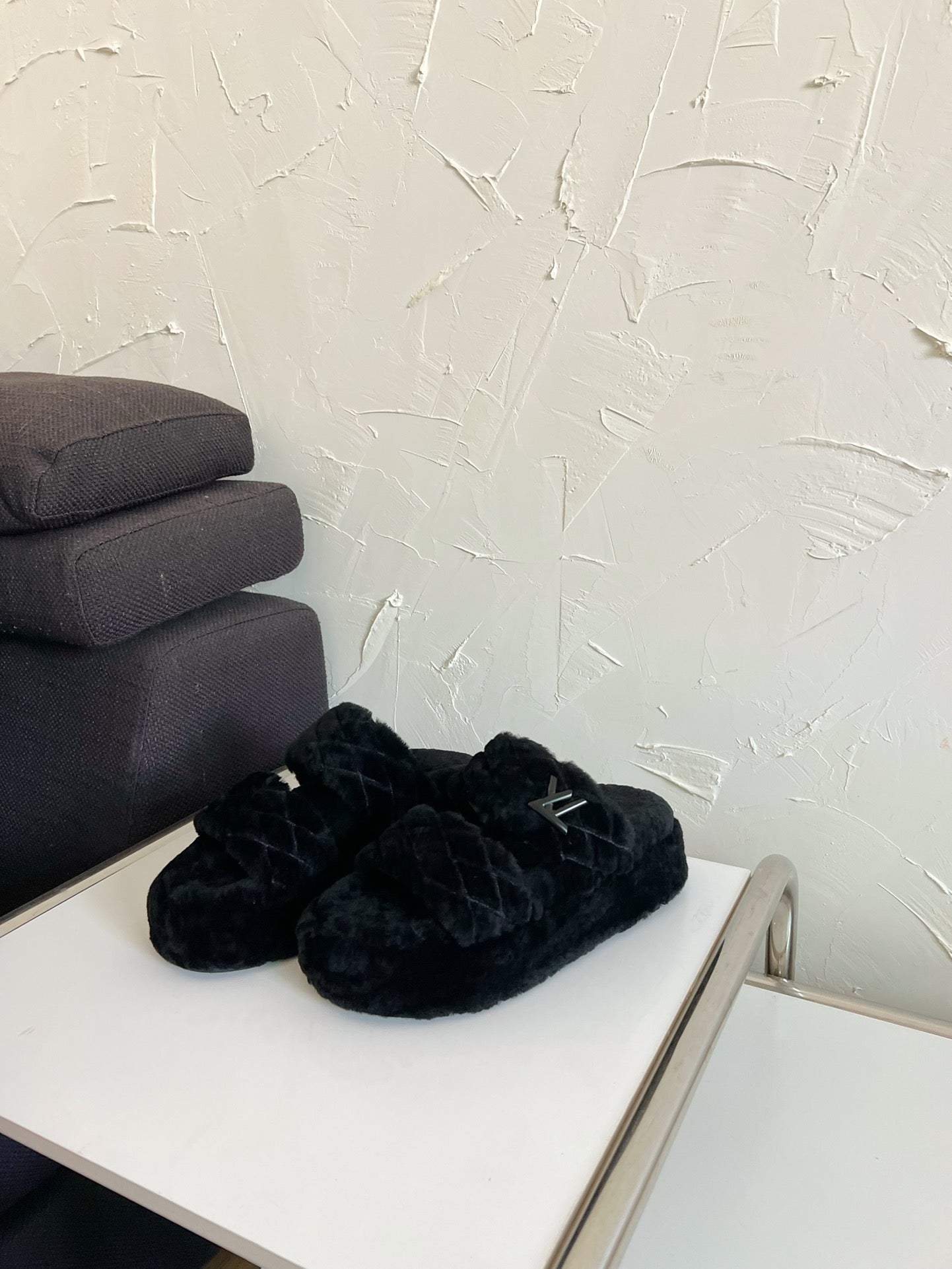 LV SUNSET PLATFORM COMFORT MULE IN BLACK SHEARLING