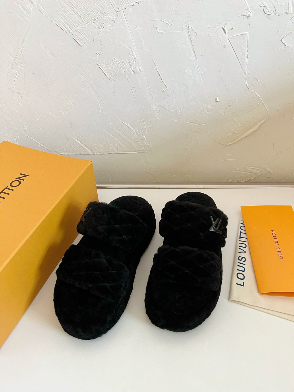 LV SUNSET PLATFORM COMFORT MULE IN BLACK SHEARLING