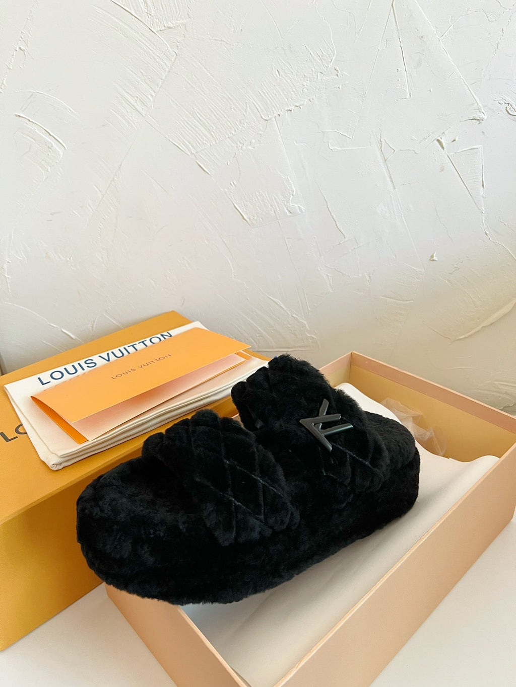 LV SUNSET PLATFORM COMFORT MULE IN BLACK SHEARLING