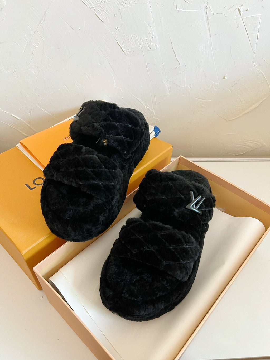 LV SUNSET PLATFORM COMFORT MULE IN BLACK SHEARLING