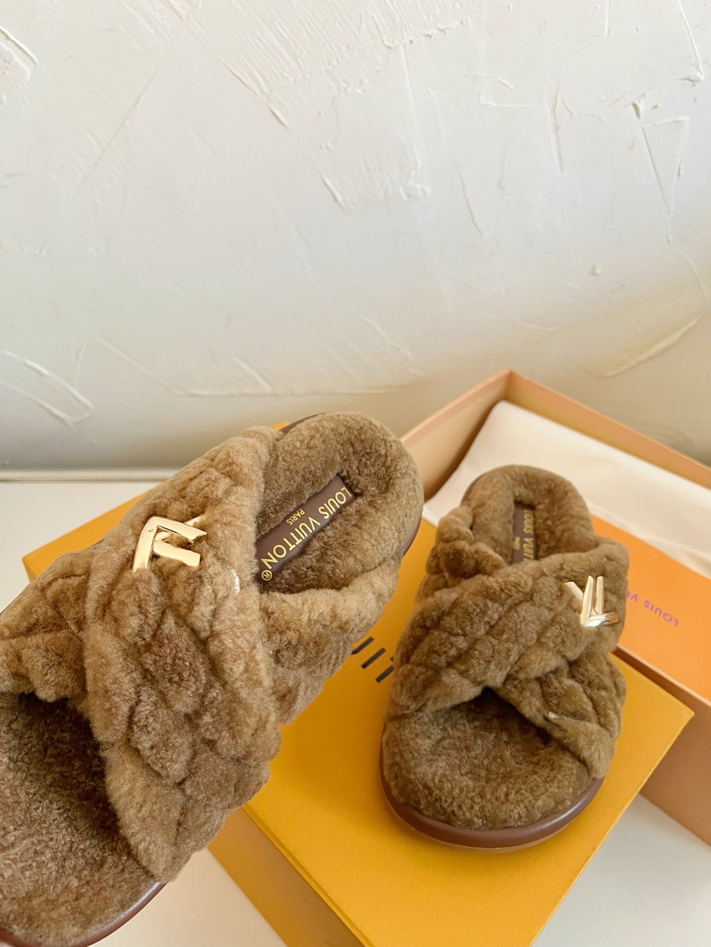 LV BLISS COMFORT MULE IN CHOCOLATE BROWN SHEARLING