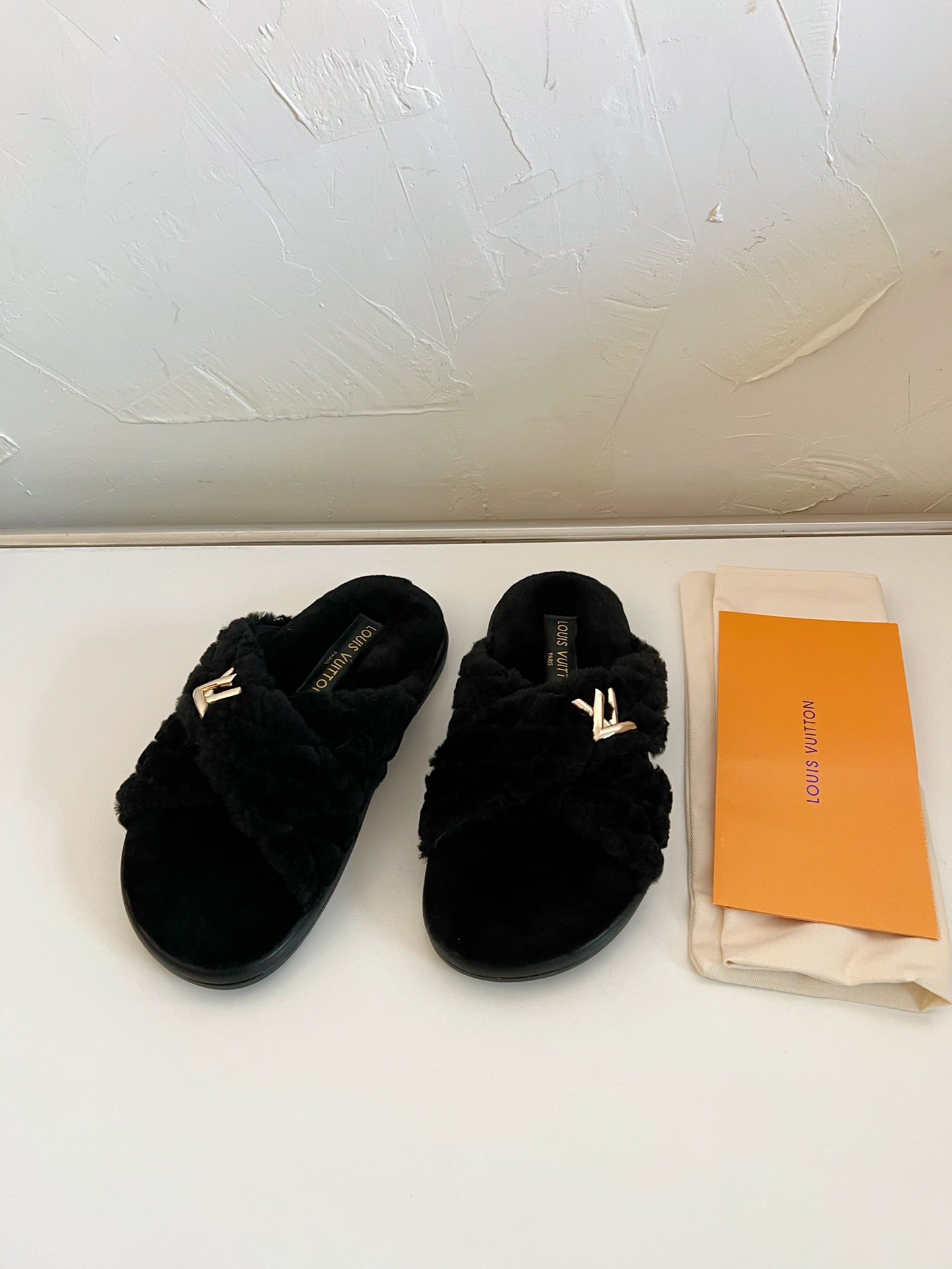 LV BLISS COMFORT MULE IN BLACK SHEARLING