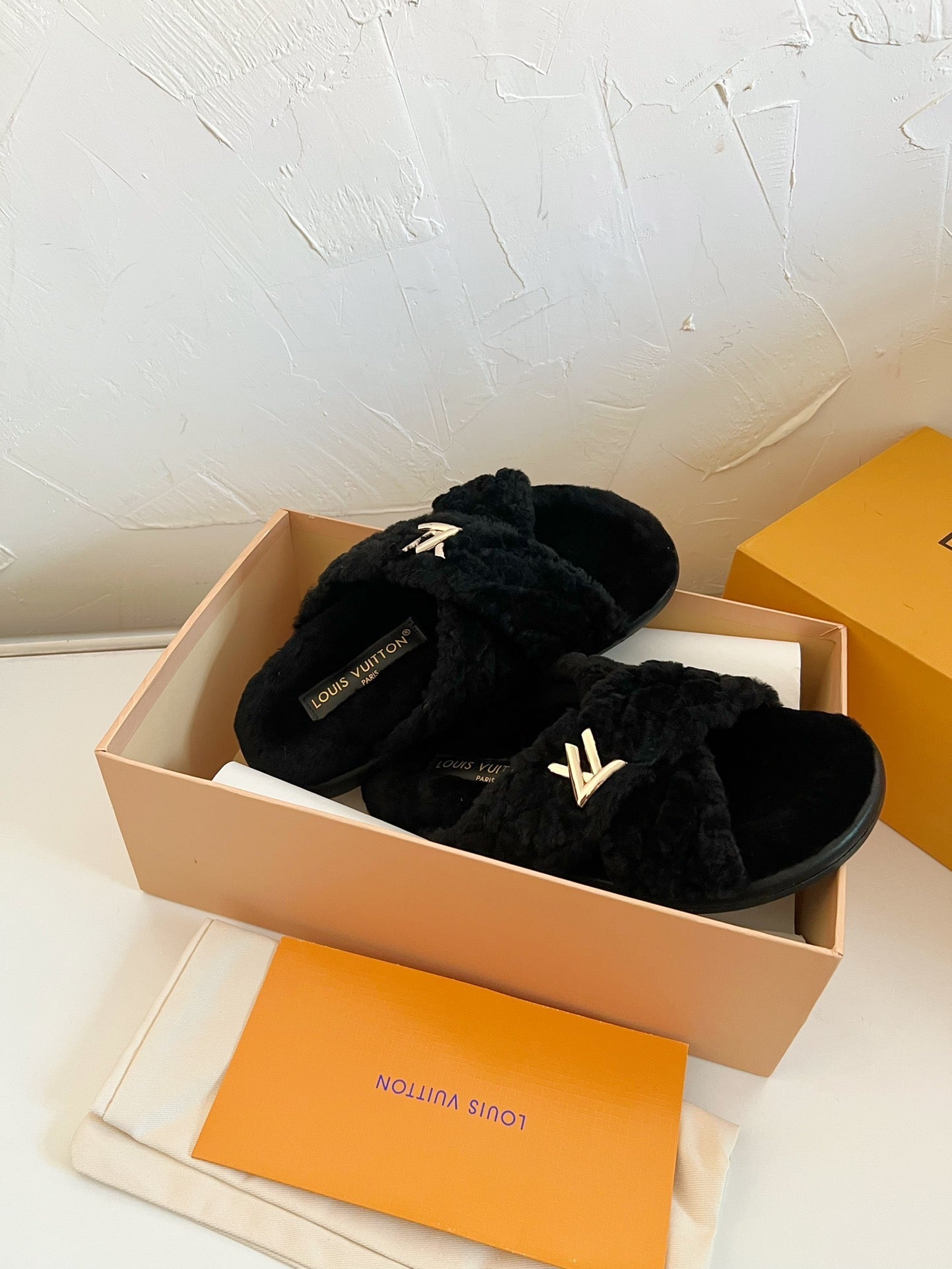 LV BLISS COMFORT MULE IN BLACK SHEARLING