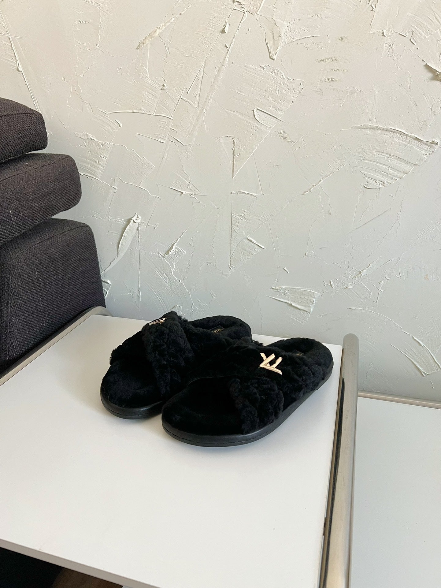 LV BLISS COMFORT MULE IN BLACK SHEARLING