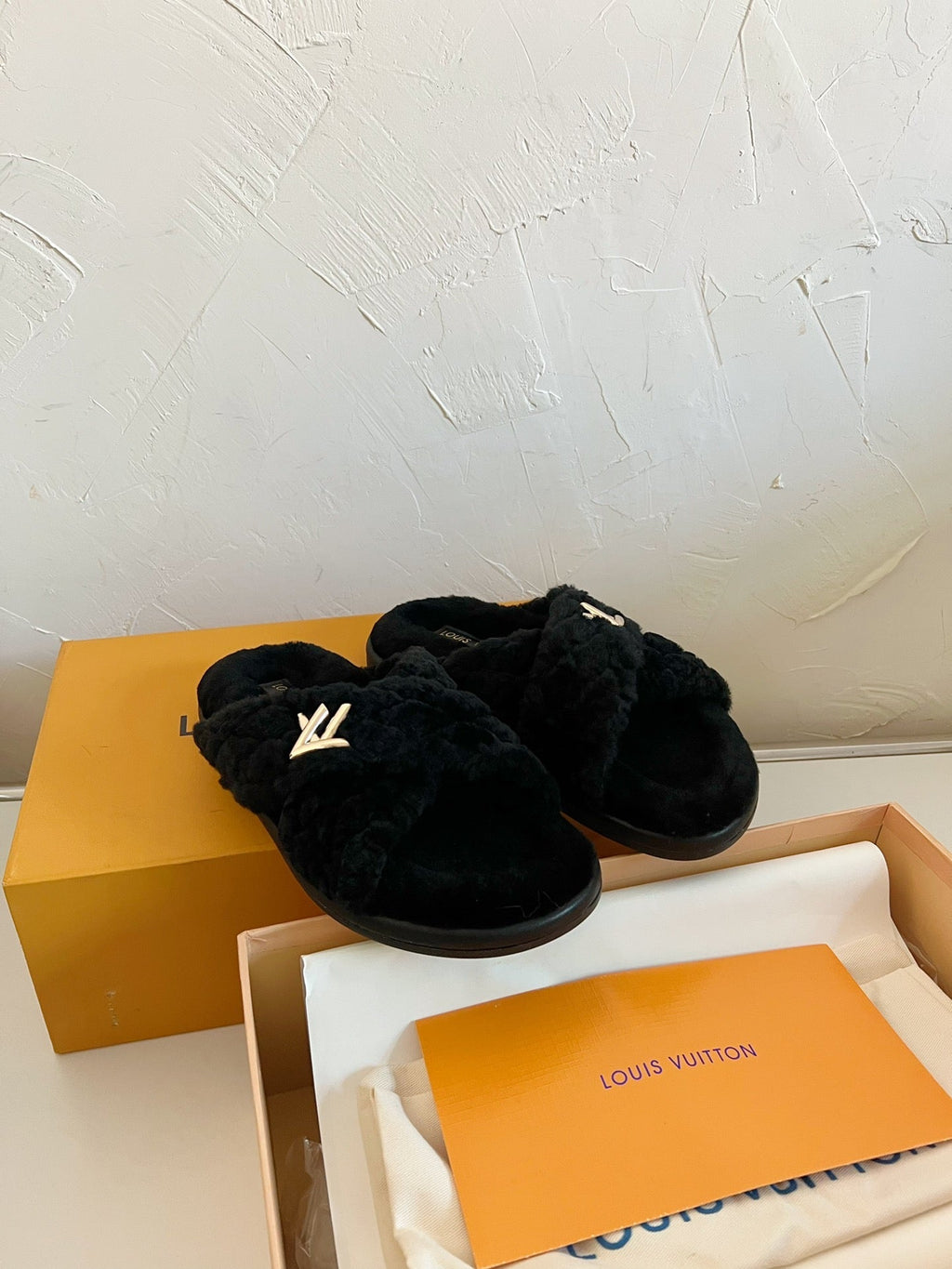 LV BLISS COMFORT MULE IN BLACK SHEARLING