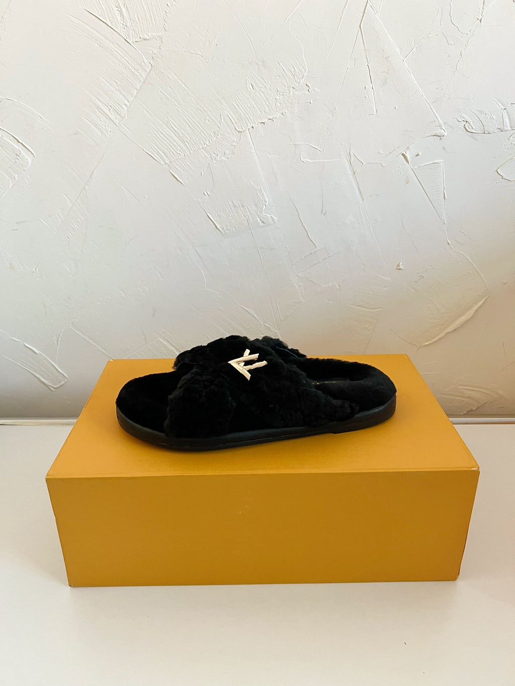 LV BLISS COMFORT MULE IN BLACK SHEARLING