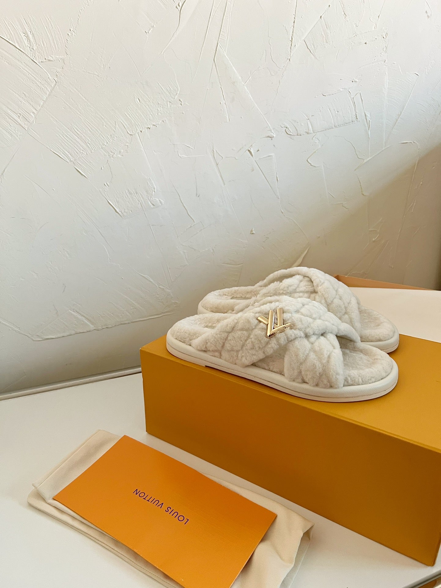 LV BLISS COMFORT MULE IN BEIGE SHEARLING