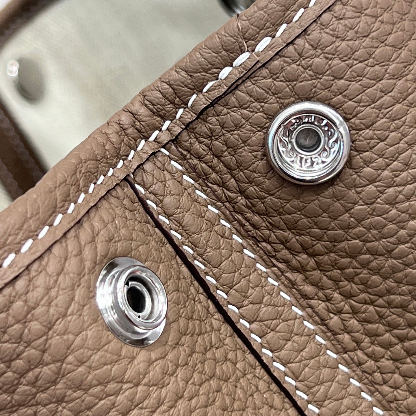 GARDEN PARTY 23CM IN DARK BROWN CALFSKIN