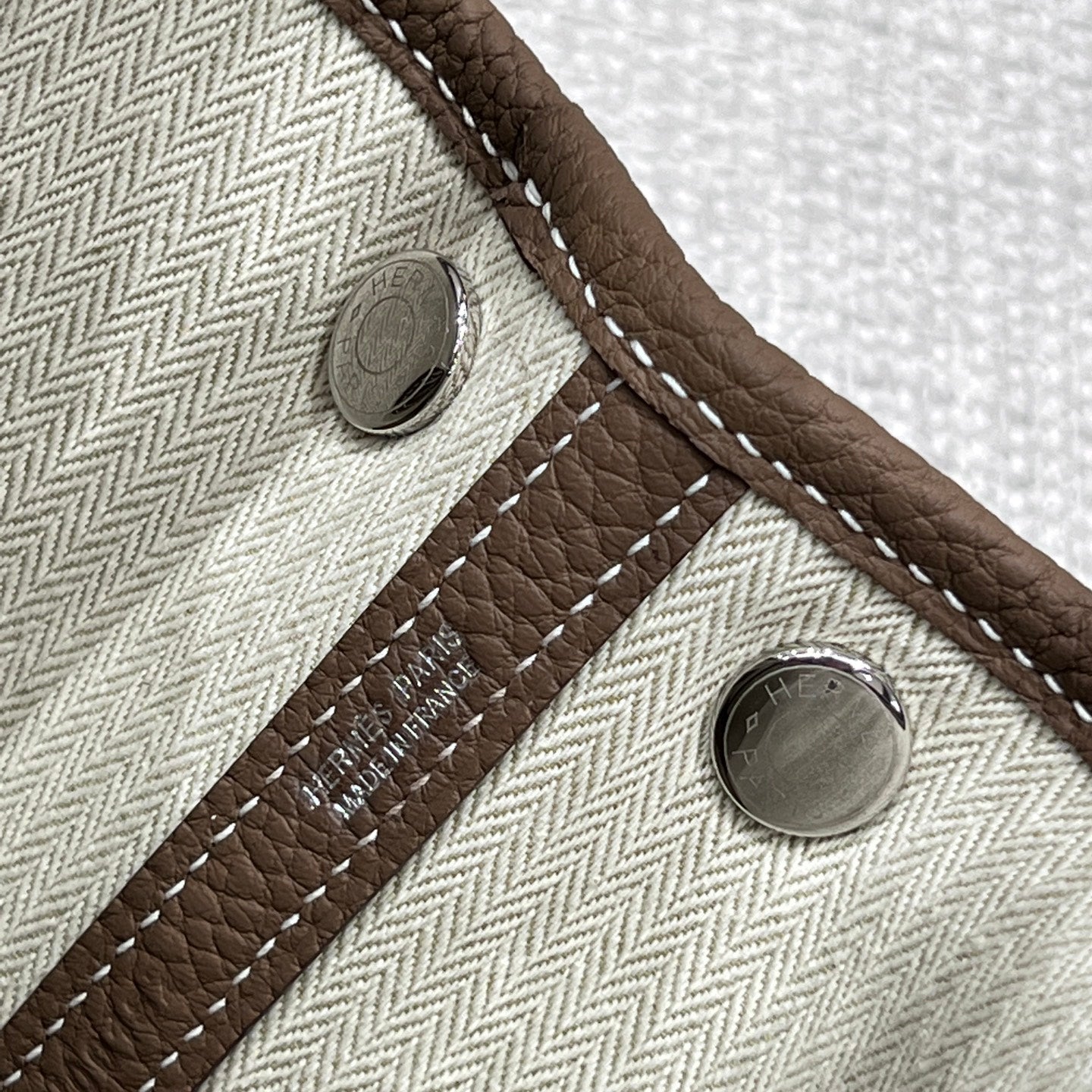 GARDEN PARTY 23CM IN DARK BROWN CALFSKIN