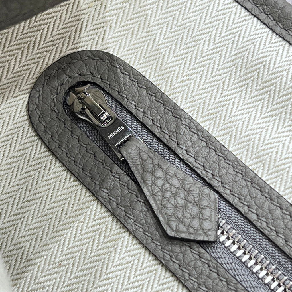 GARDEN PARTY 23CM IN GREY CALFSKIN