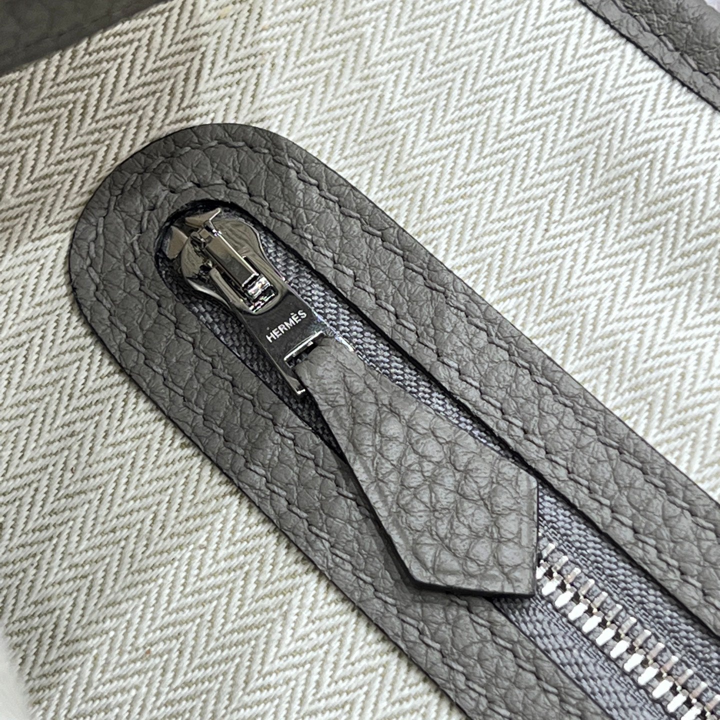 GARDEN PARTY 23CM IN GREY CALFSKIN