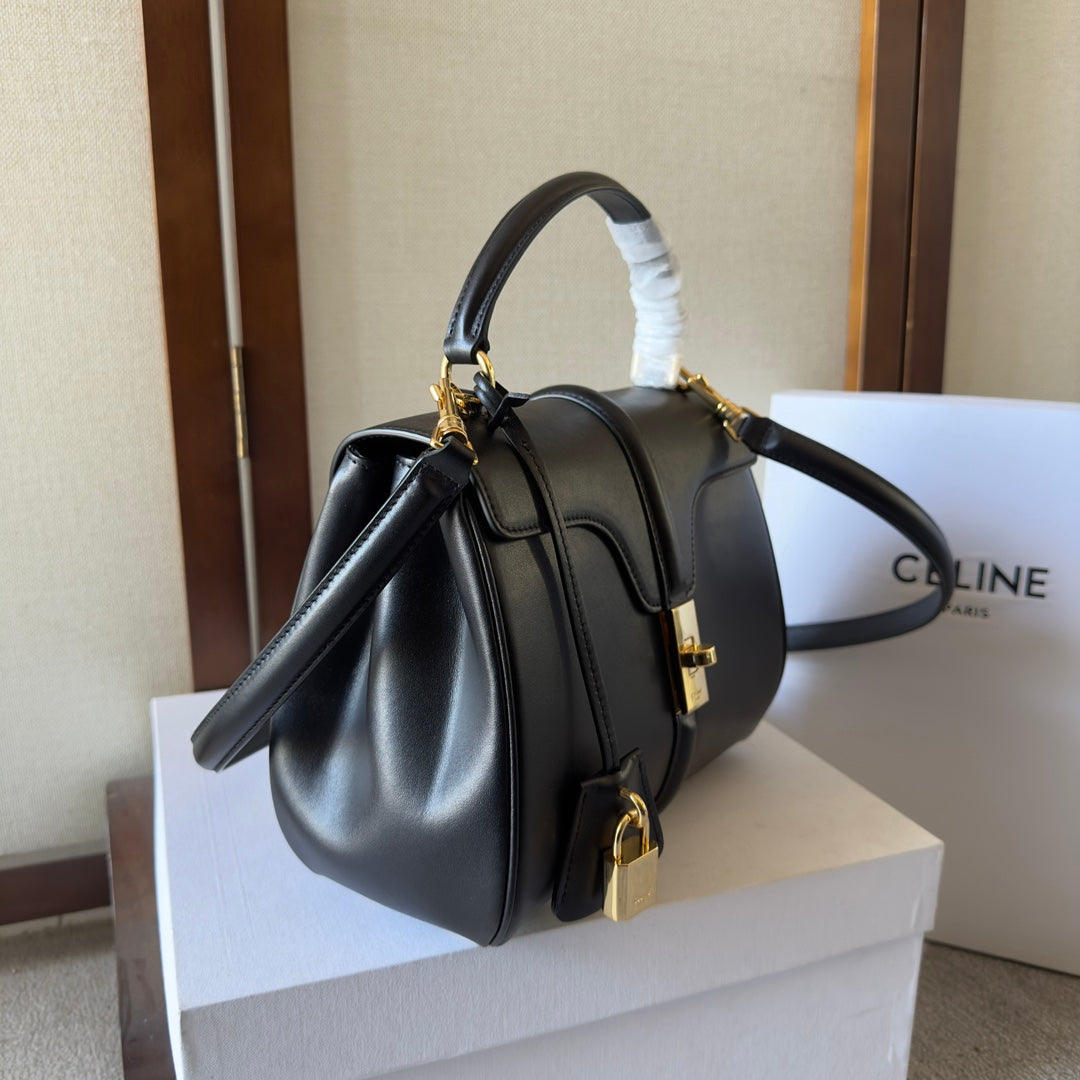 CLASSIQUE BAG 23 IN BLACK CALFSKIN GOLD HARDWARE