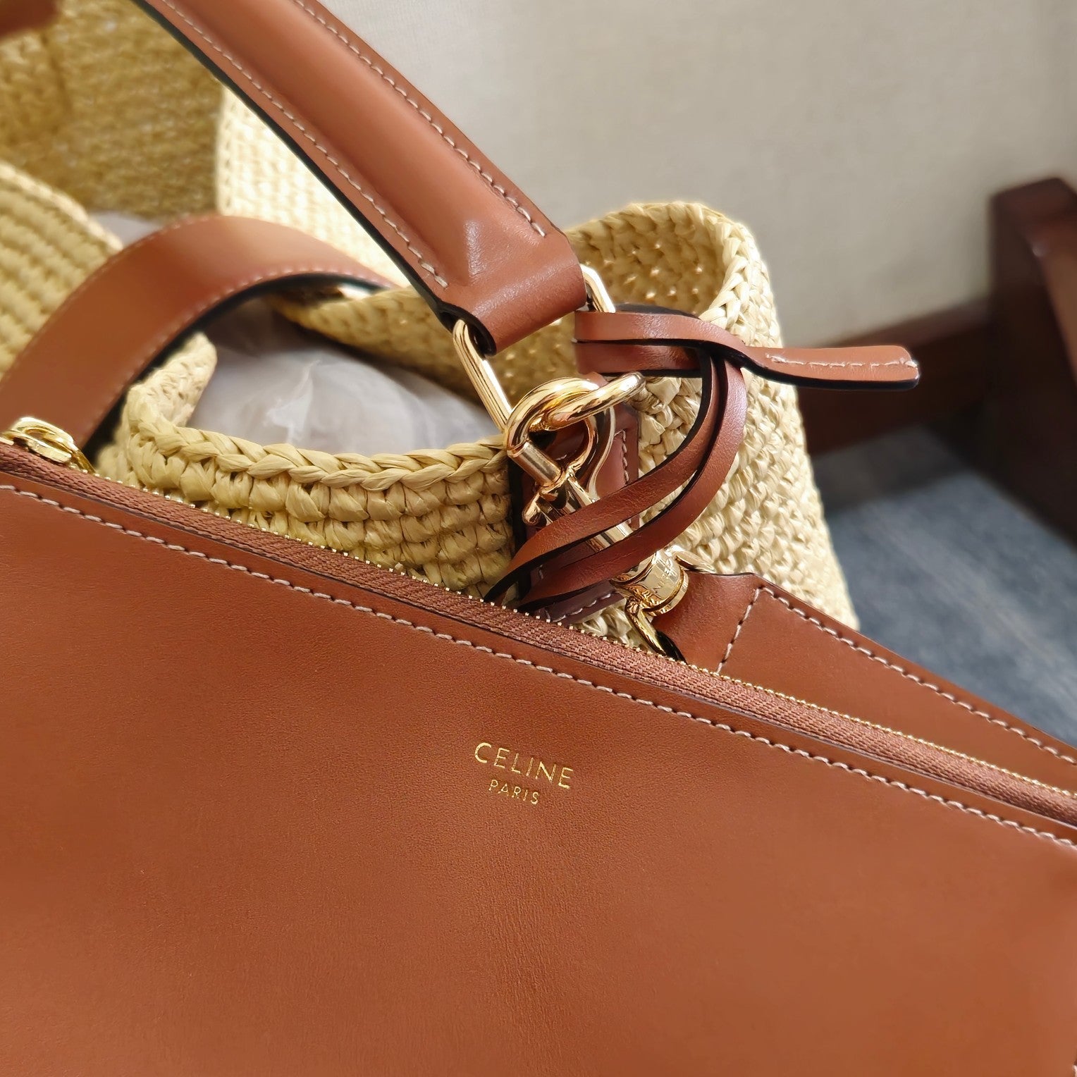 SMALL LOUISE BUCKET 25 IN BEIGE RAFFIA AND CALFSKIN