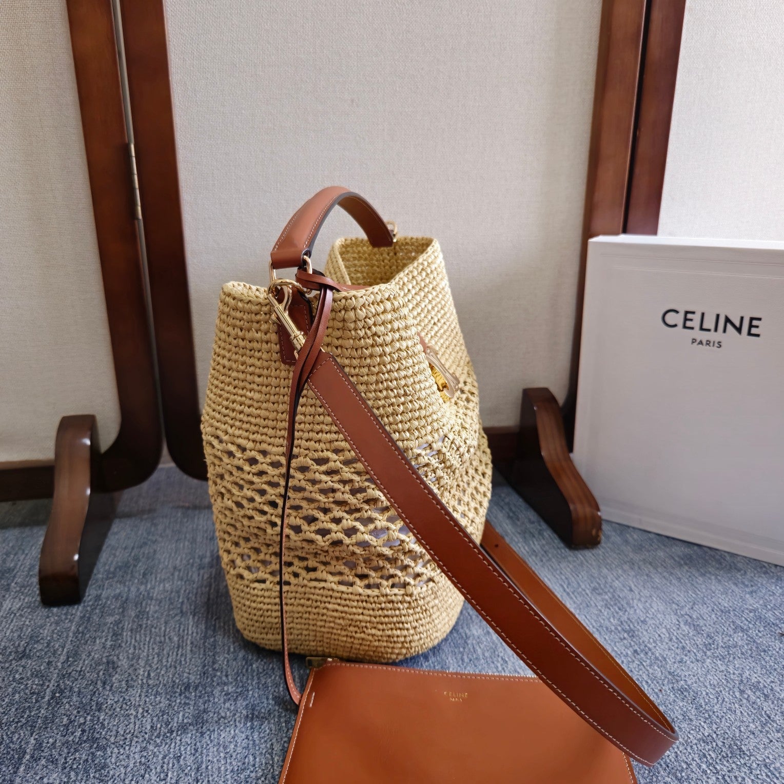 SMALL LOUISE BUCKET 25 IN BEIGE RAFFIA AND CALFSKIN