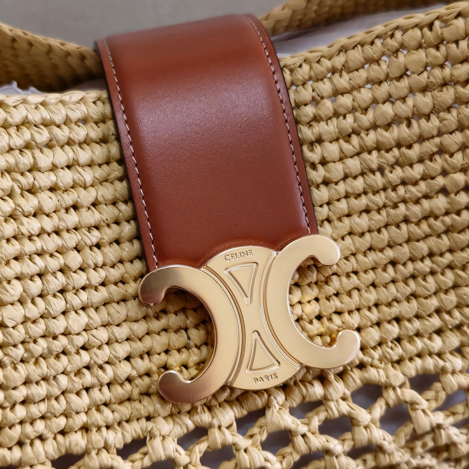 SMALL LOUISE BUCKET 25 IN BEIGE RAFFIA AND CALFSKIN