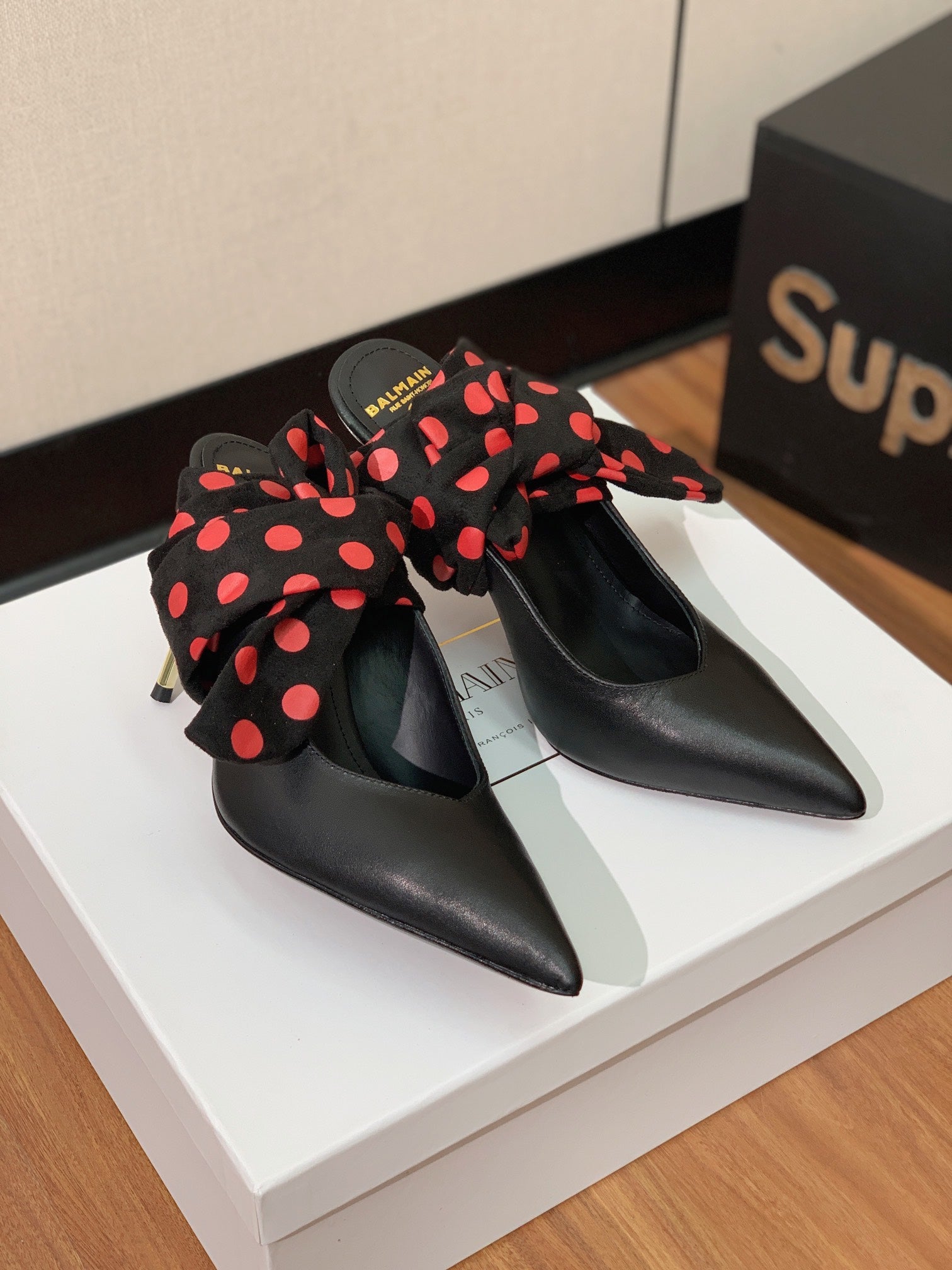 BALMAIN 25S BAKARI MULE WITH RED POLKA DOTS ON BLACK STRAP 95MM IN BLACK CALFSKIN