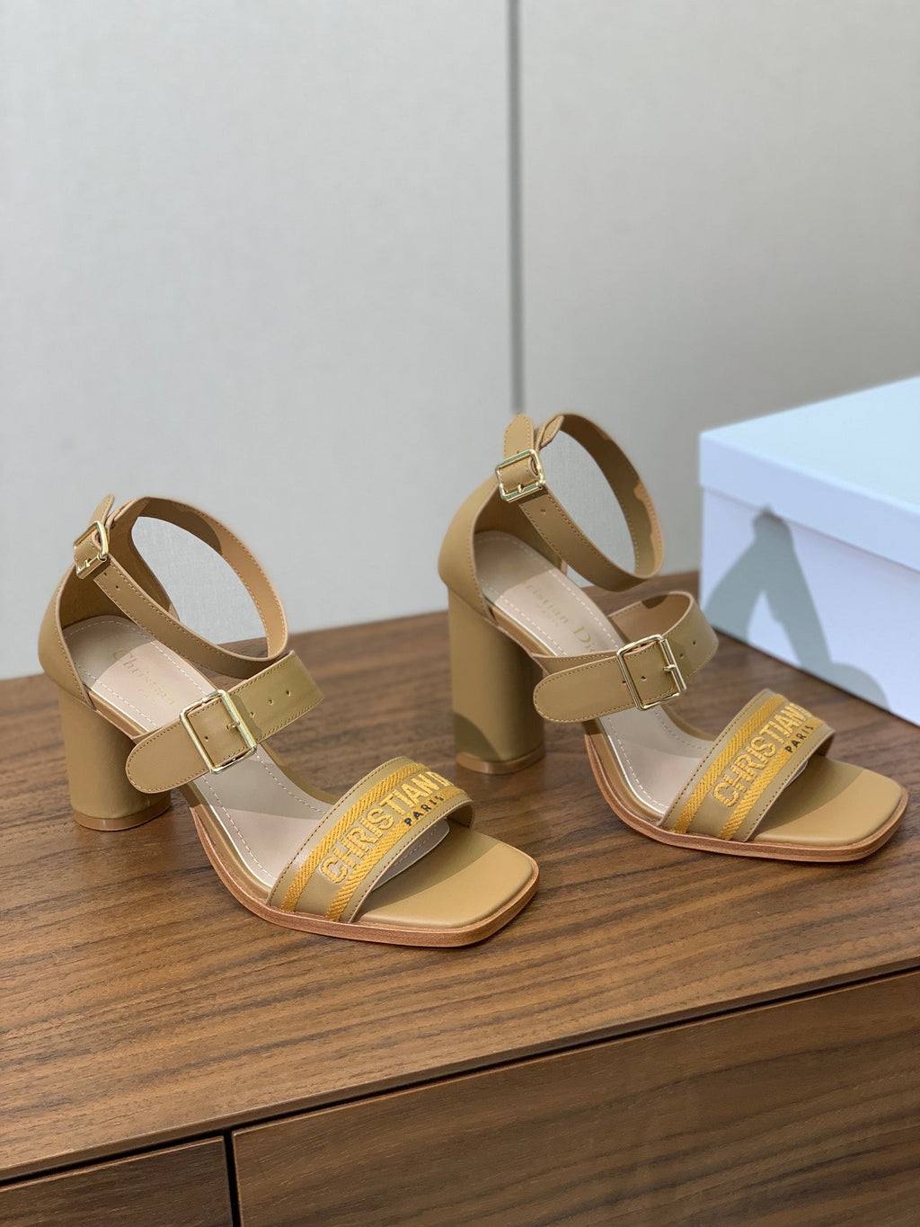 THREE-STRAP HIGH-HEELED EMBROIDERED SANDALS CAMEL BROWN