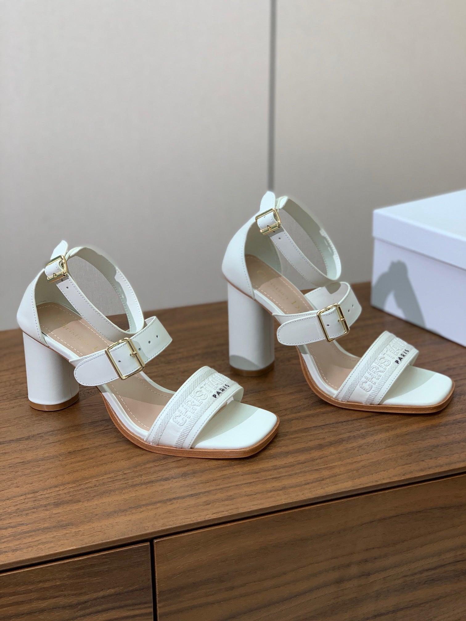 THREE-STRAP HIGH-HEELED EMBROIDERED SANDALS WHITE