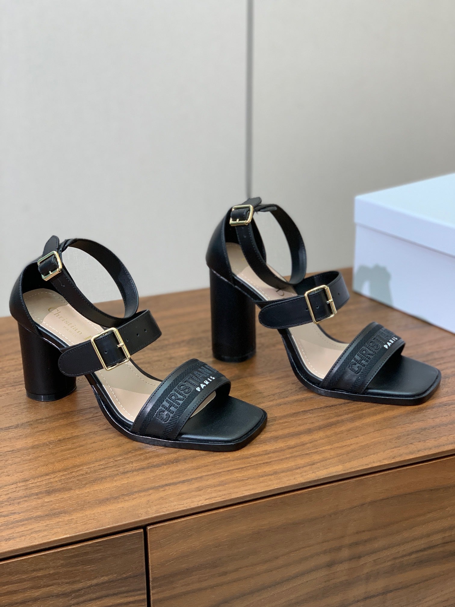 THREE-STRAP HIGH-HEELED EMBROIDERED SANDALS BLACK