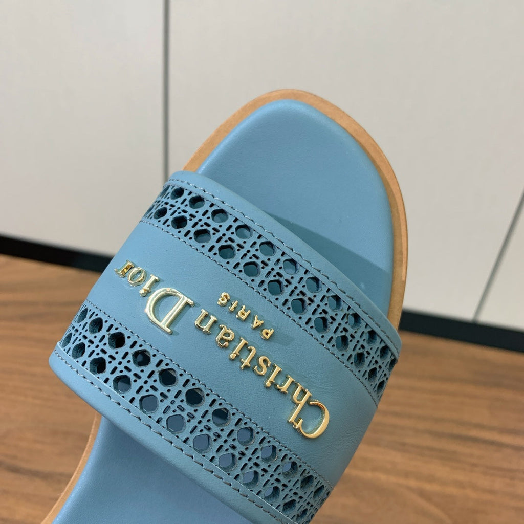 DWAY CERULEAN BLUE CALFSKIN AND GOLD LOGO