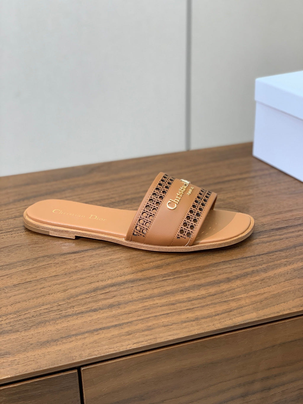 DWAY CIDER BROWN CALFSKIN AND GOLD LOGO