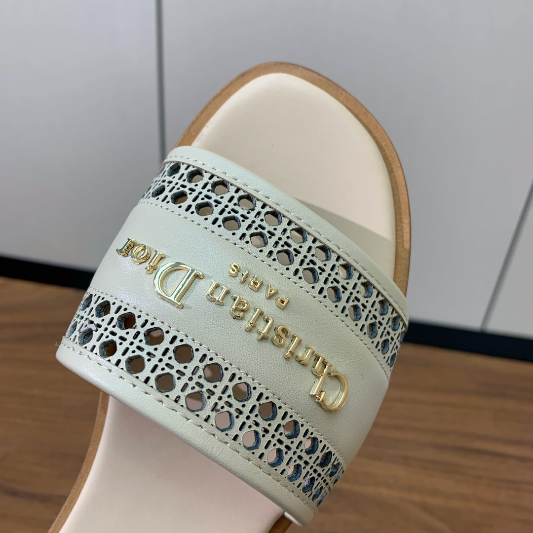 DWAY SLIDE BEIGE CALFSKIN AND GOLD LOGO