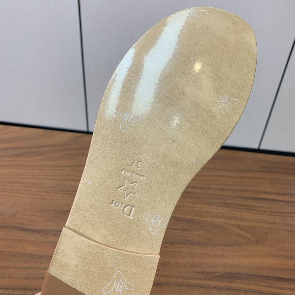 DWAY SLIDE BEIGE CALFSKIN AND GOLD LOGO