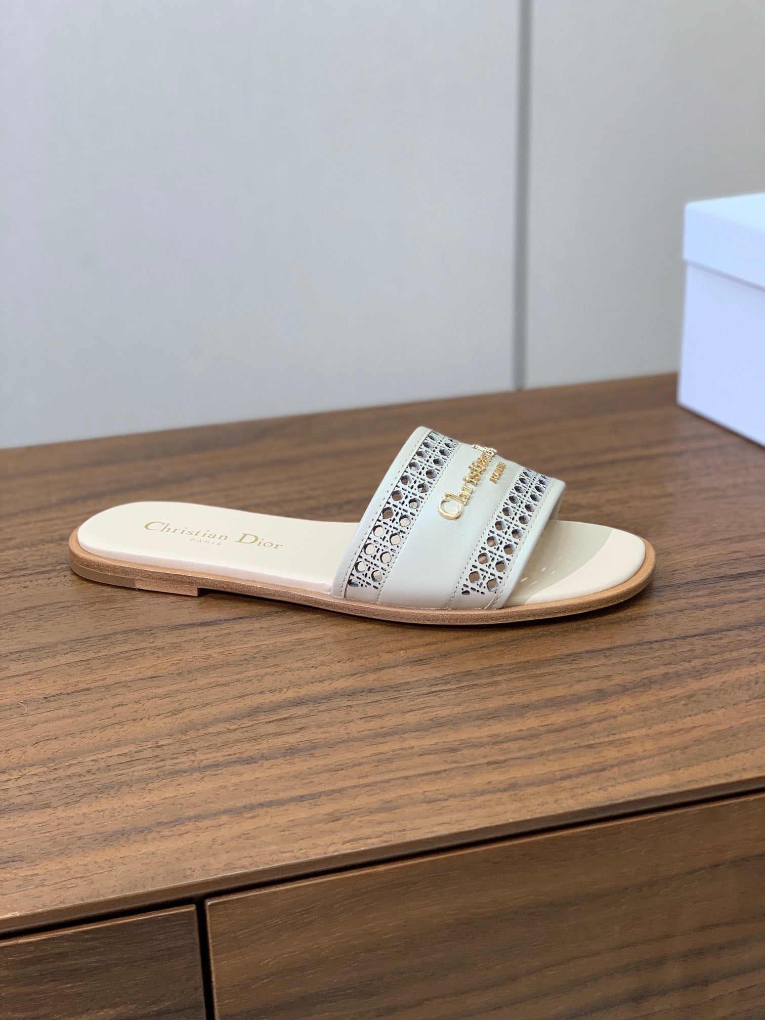 DWAY SLIDE BEIGE CALFSKIN AND GOLD LOGO