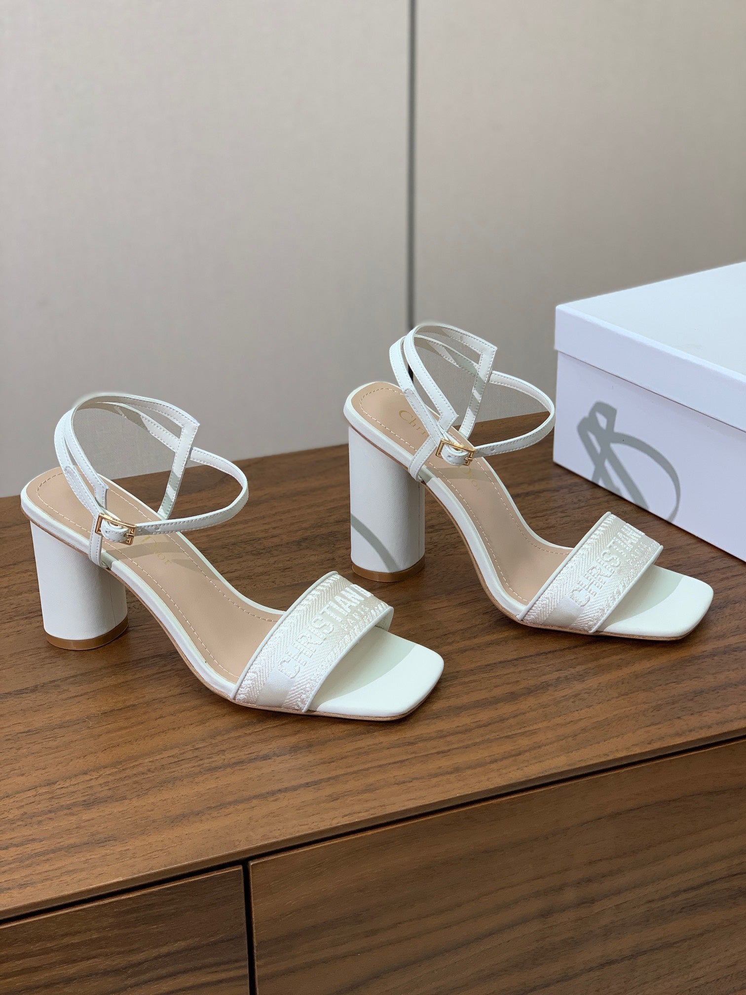 HIGH HEEL EMBROIDERED SANDAL IN WHITE CALFSKIN AND WOVEN STRAPS