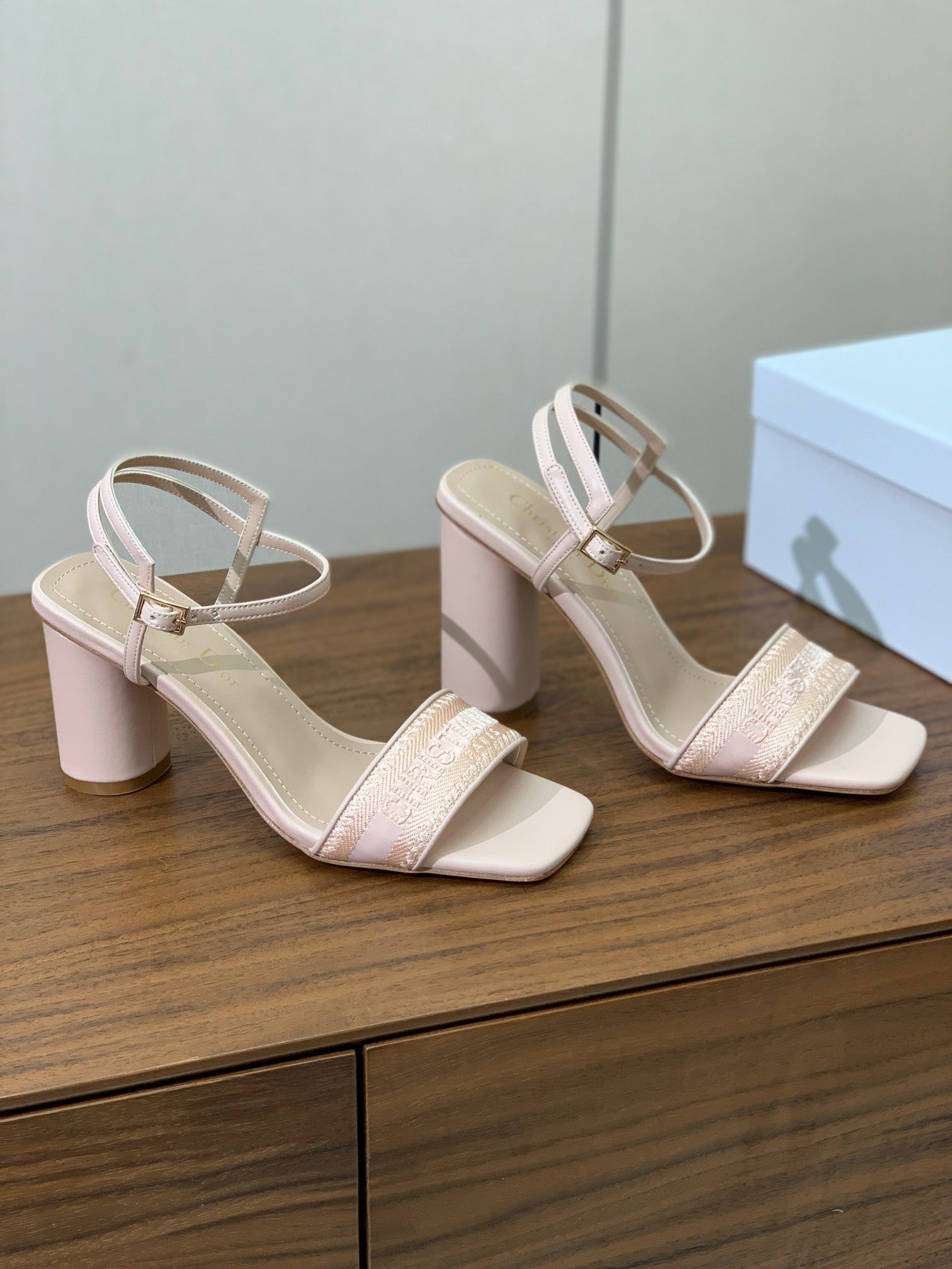 HIGH HEEL EMBROIDERED SANDAL IN LIGHT PINK CALFSKIN AND WOVEN STRAPS