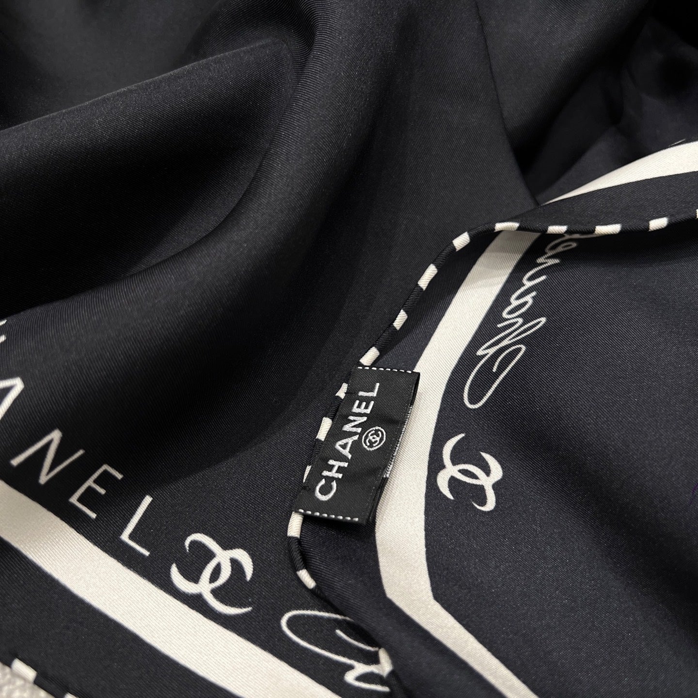 CHANEL 25S SCARF 160 IN SILK 697661