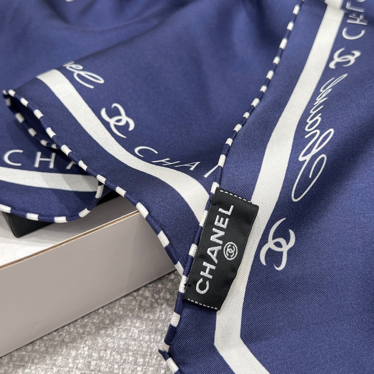 CHANEL 25S SCARF 160 IN SILK 697663