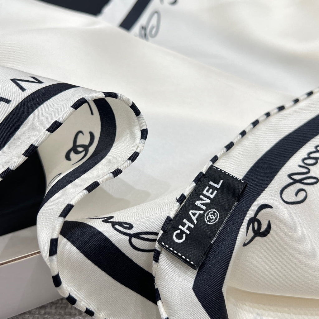 CHANEL 25S SCARF 160 IN SILK 697664