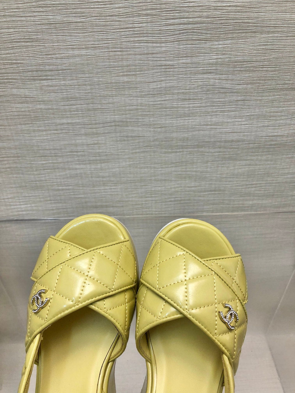 WEDGE SANDALS IN YELLOW CREAM CALFSKIN