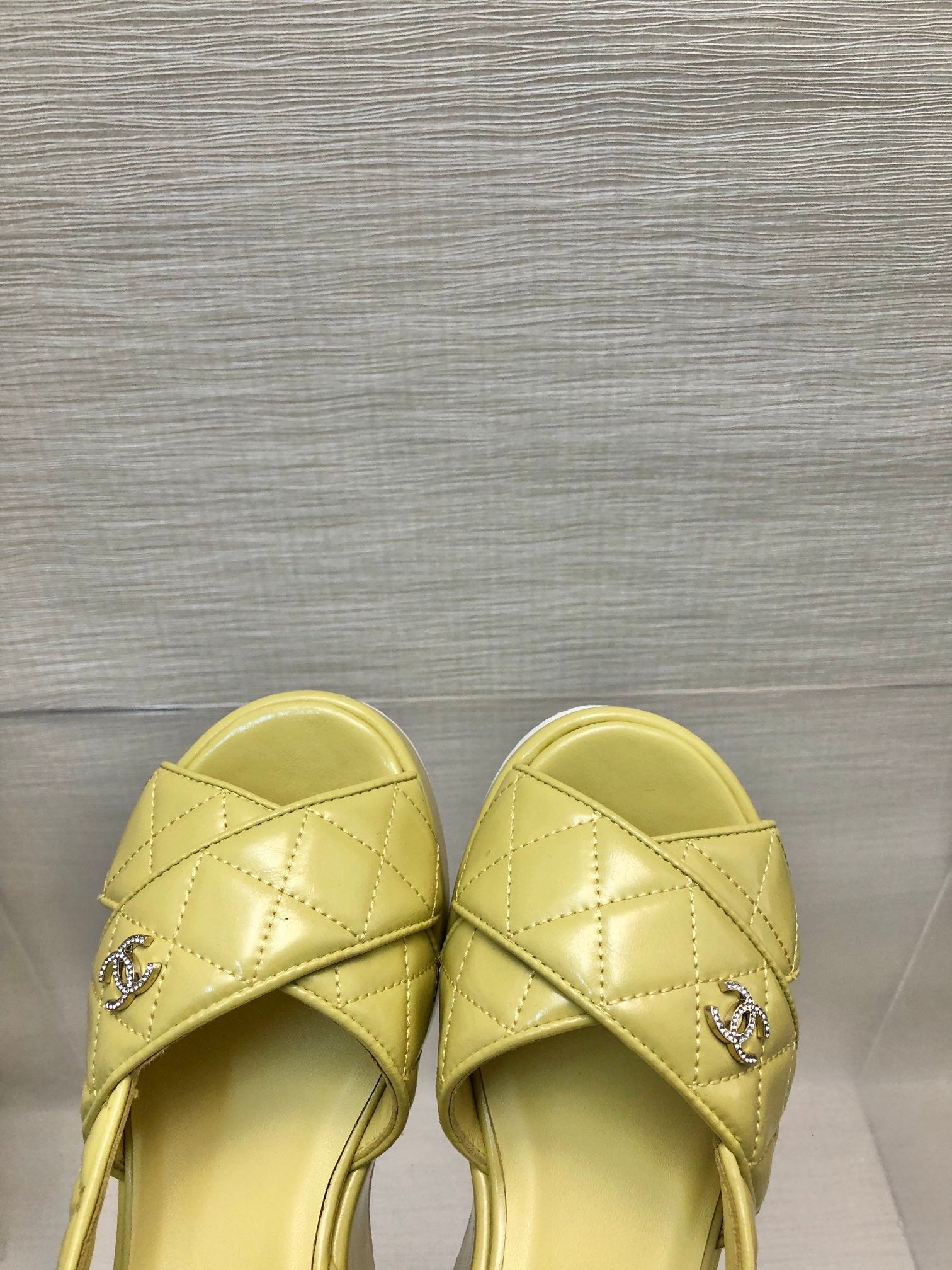 WEDGE SANDALS IN YELLOW CREAM CALFSKIN