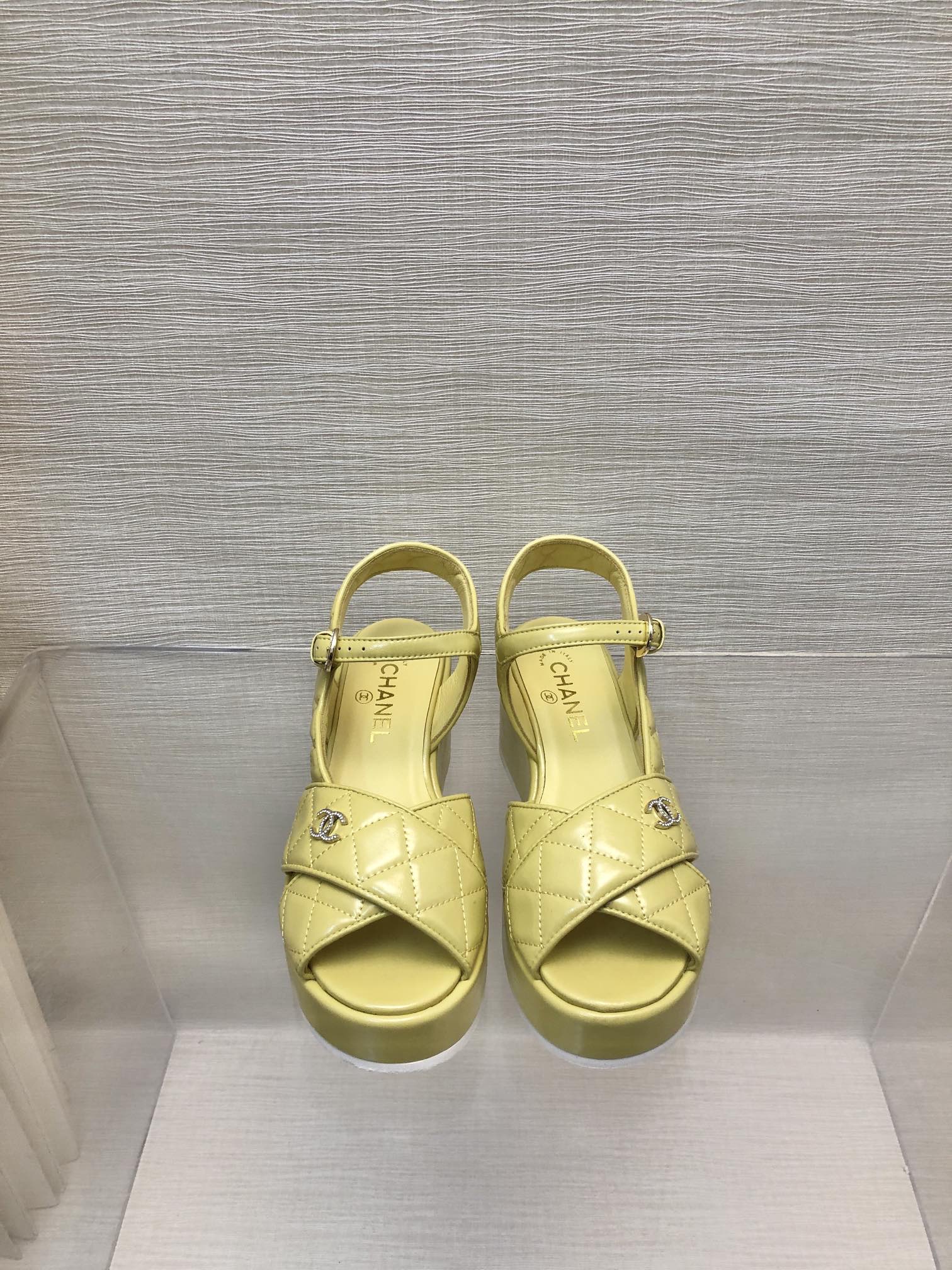 WEDGE SANDALS IN YELLOW CREAM CALFSKIN