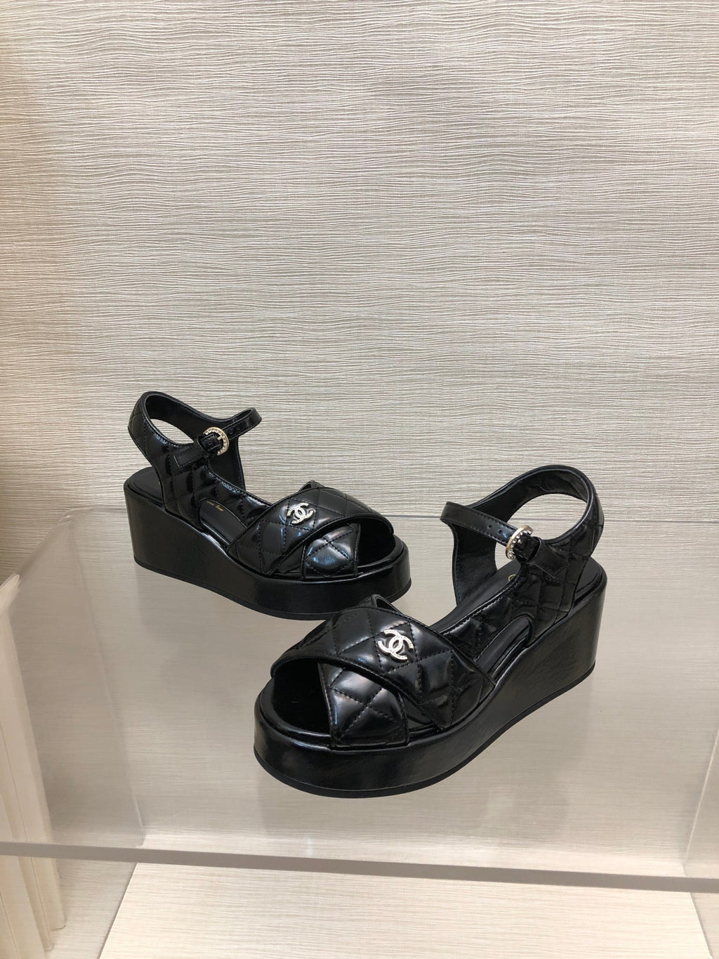 WEDGE SANDALS IN BLACK CALFSKIN