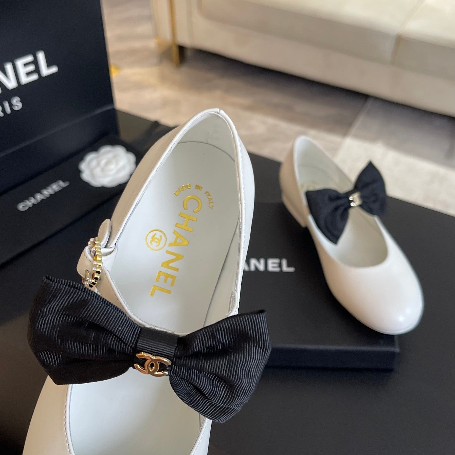 BALLET FLAT WHITE LAMBSKIN WITH BLACK BOW