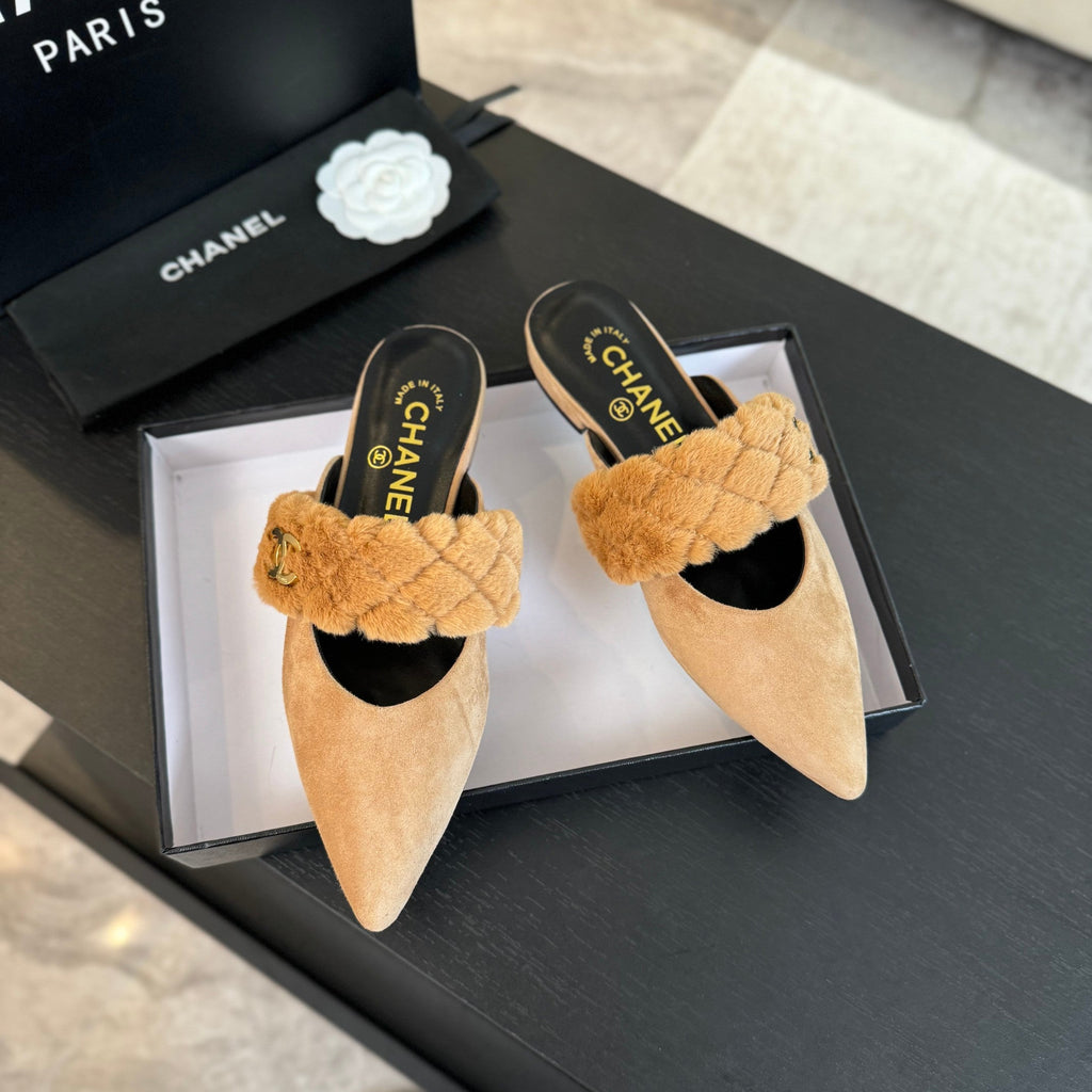 CC MULE IN SEPIA BEIGE SMOOTH FLEECE WITH GOLD HARDWARE