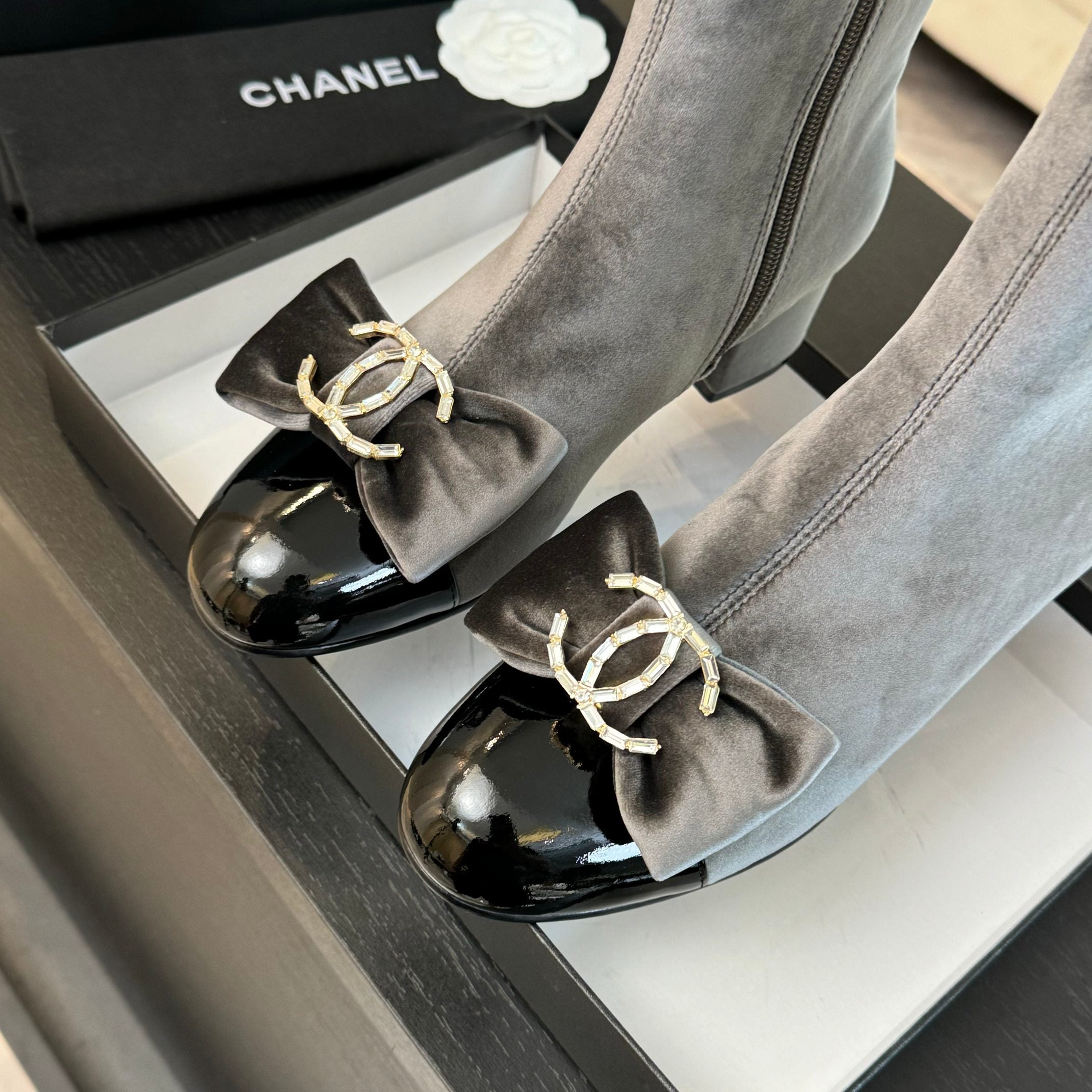 SHORT BOOTS IN DOLPHIN GRAY VELVET AND BLACK LAMBSKIN