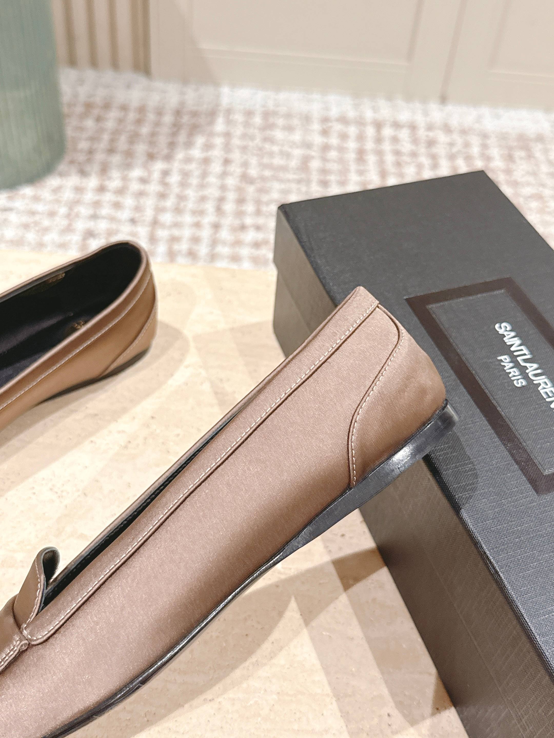 YSL 25S SAINT LAURENT POPPY BALLET FLATS IN TAUPE BROWN SILK