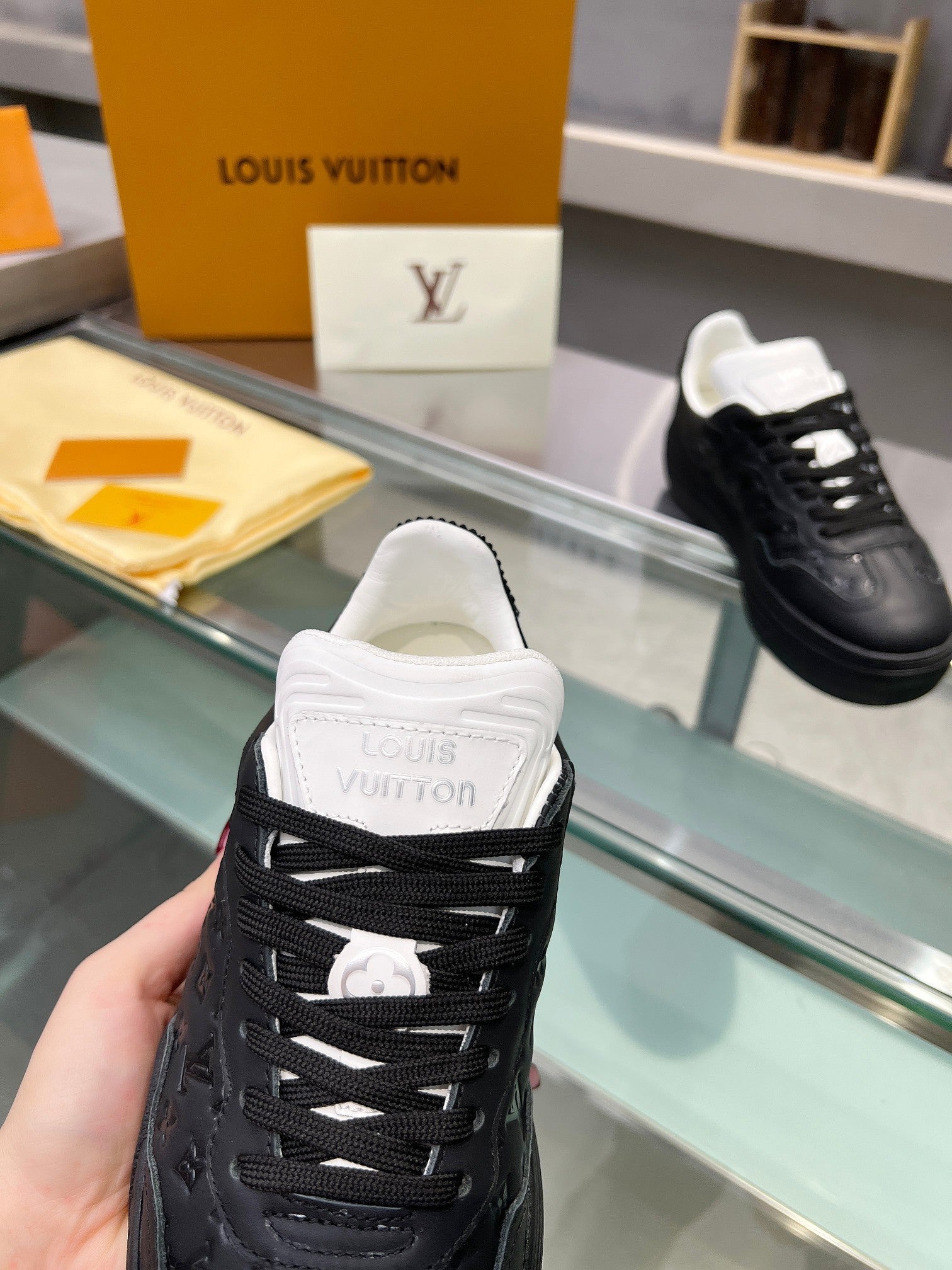 LV WOMEN GROOVY PLATFORM IN BLACK EMBOSSED CALFSKIN