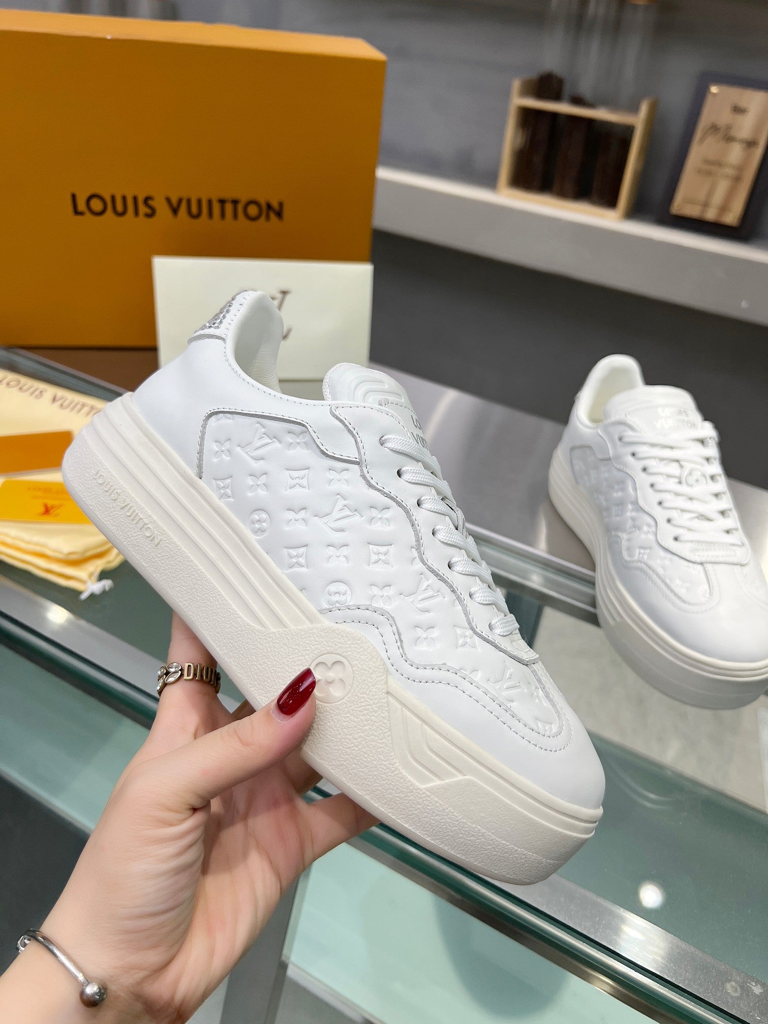 LV WOMEN GROOVY PLATFORM IN WHITE EMBOSSED CALFSKIN
