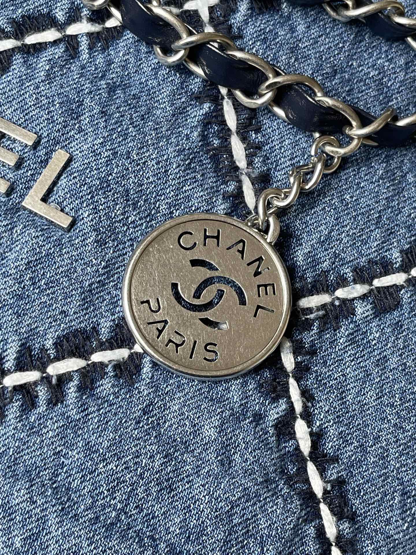 CC MEDIUM 37 CROSSBODY BAG IN BLUE DENIM WITH CHAIN