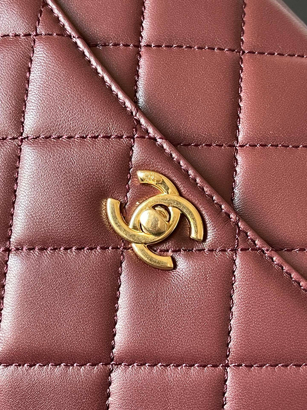 CAMERA BAG 24 IN BUCCANEER RED QUILTED LAMBSKIN DOUBLE C GOLD COIN