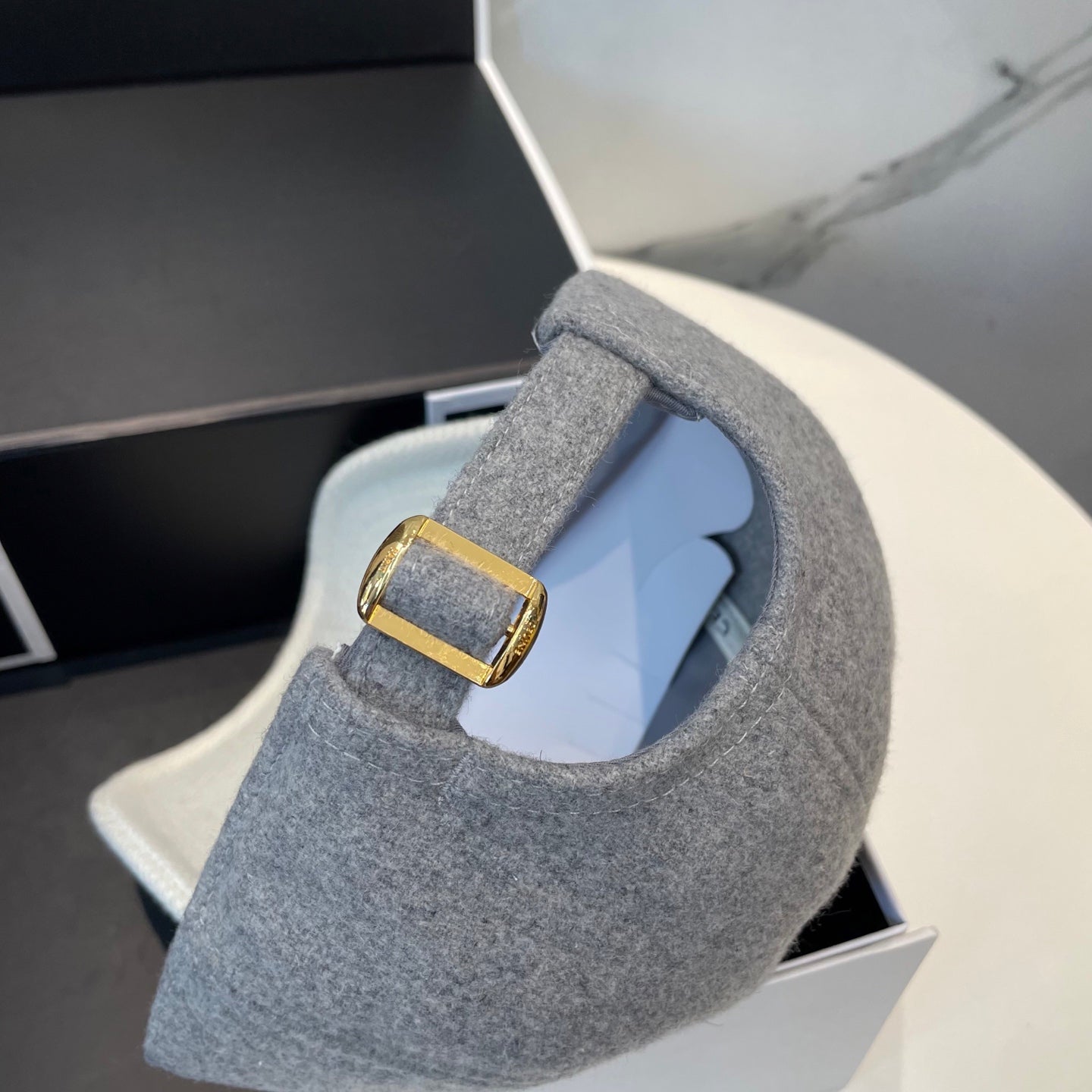 BASEBALL CAP MODEL 652409 IN WHITE AND GRAY FELTED FABRIC